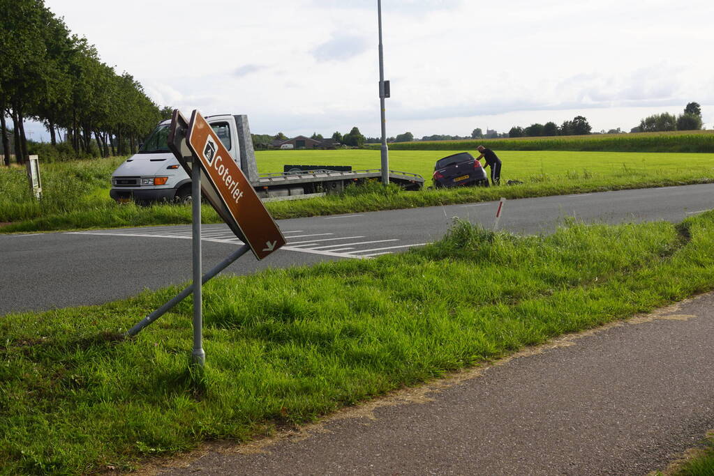 Auto raakt van de weg en belandt in sloot