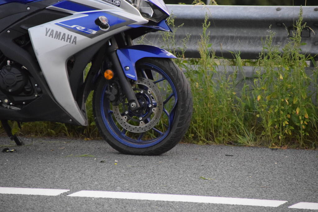 Motorrijder gaat onderuit op snelweg