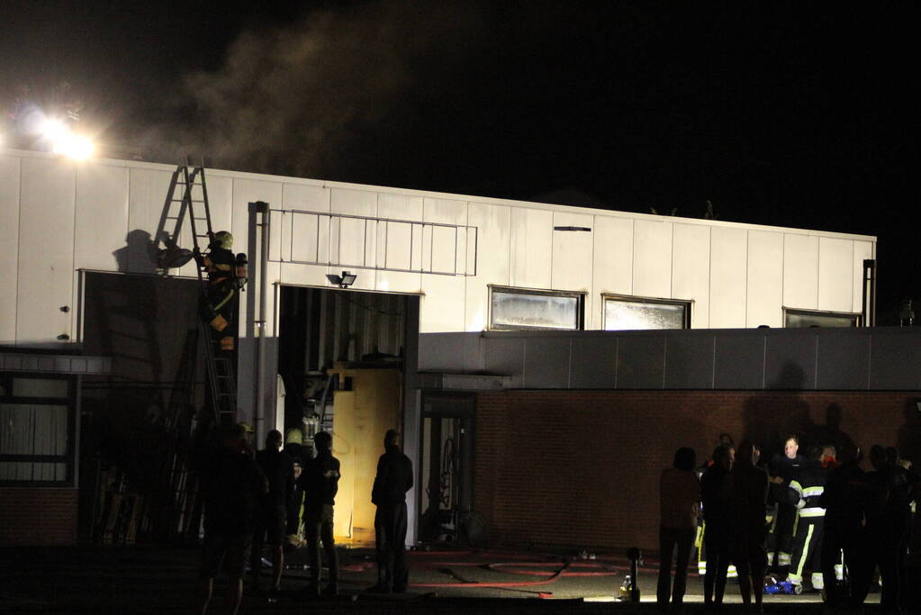 Grote brand in bedrijfspand