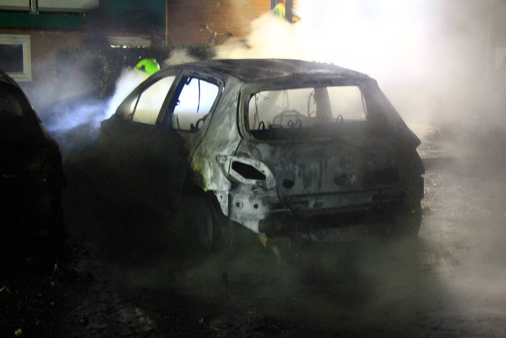 Auto's verwoest door brand