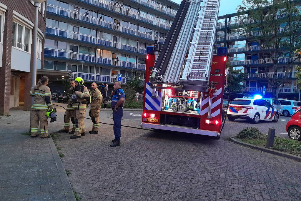 Bewoner ademt rook in bij keukenbrand in flat