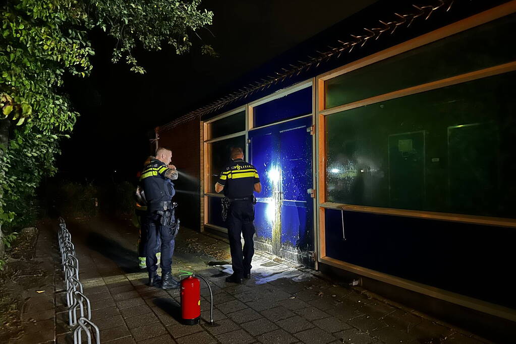 Deur in brand van oude gymzaal