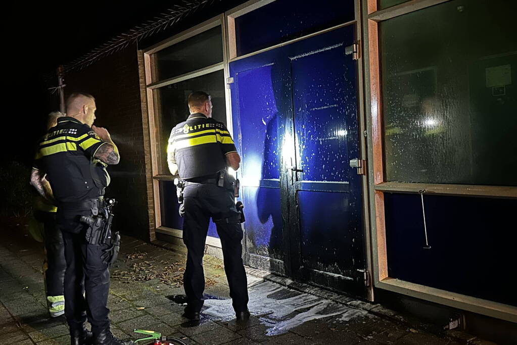Deur in brand van oude gymzaal