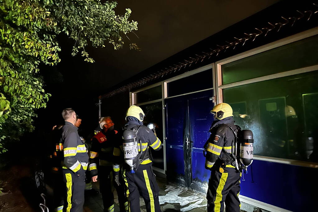 Deur in brand van oude gymzaal