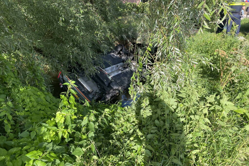 Voertuig belandt op zijn kop in een sloot