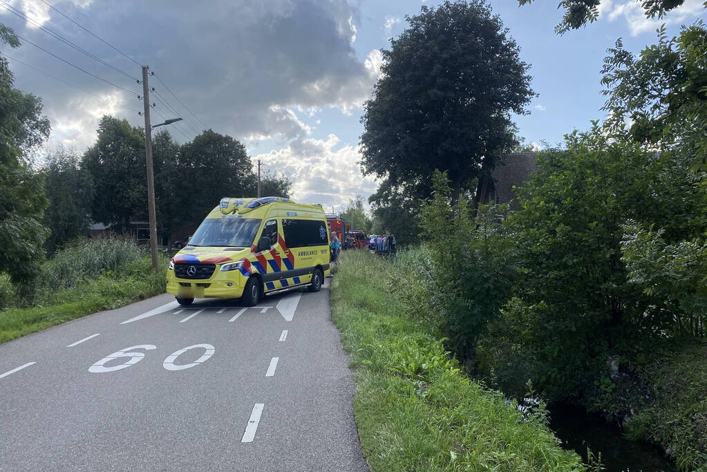 Voertuig belandt op zijn kop in een sloot