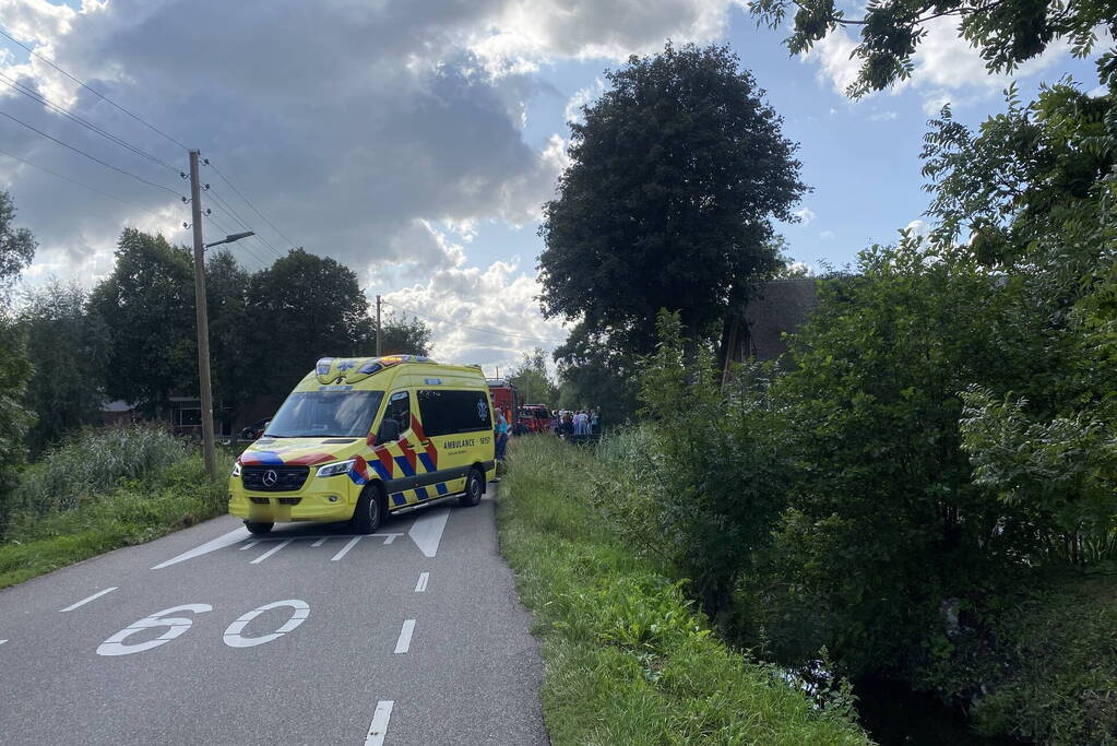 Voertuig belandt op zijn kop in een sloot