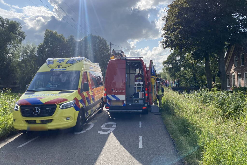 Voertuig belandt op zijn kop in een sloot