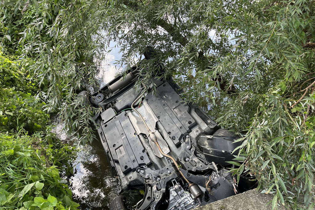 Voertuig belandt op zijn kop in een sloot