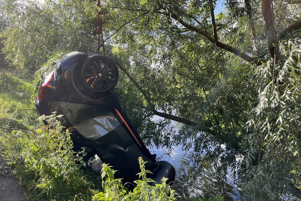 Voertuig belandt op zijn kop in een sloot