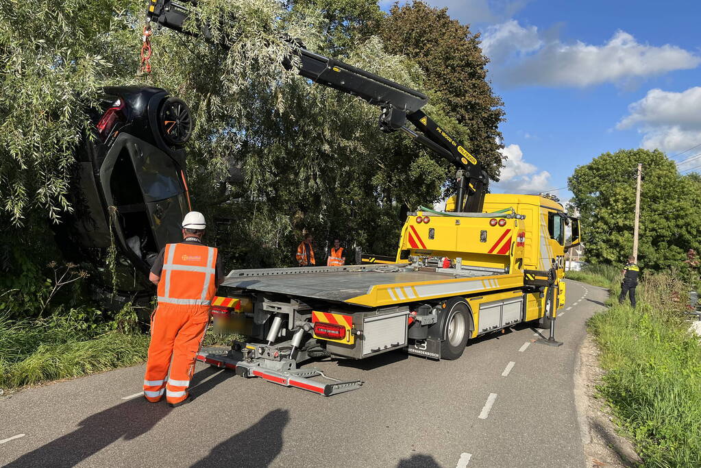Voertuig belandt op zijn kop in een sloot