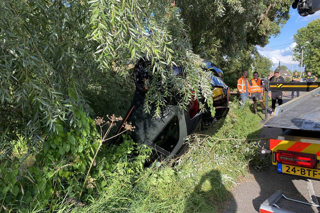 Voertuig belandt op zijn kop in een sloot