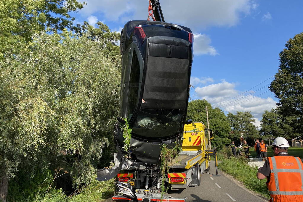 Voertuig belandt op zijn kop in een sloot