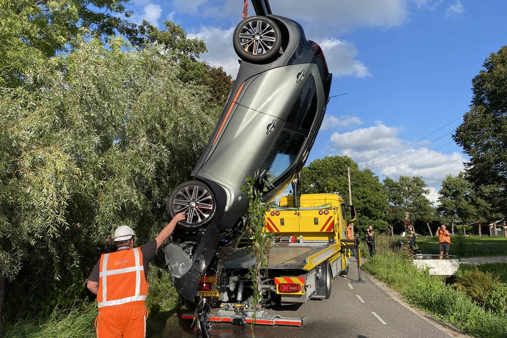 Voertuig belandt op zijn kop in een sloot