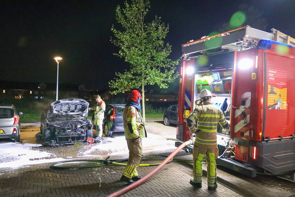 Personenauto zwaar beschadigd door brand