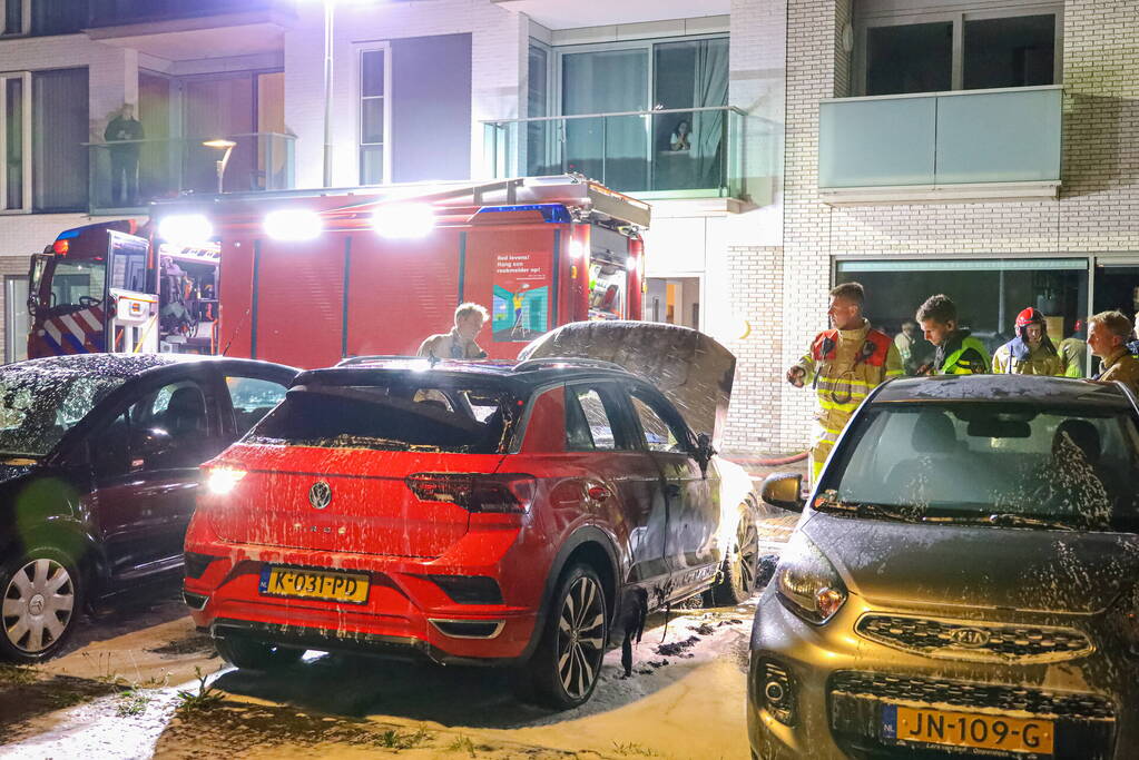Personenauto zwaar beschadigd door brand