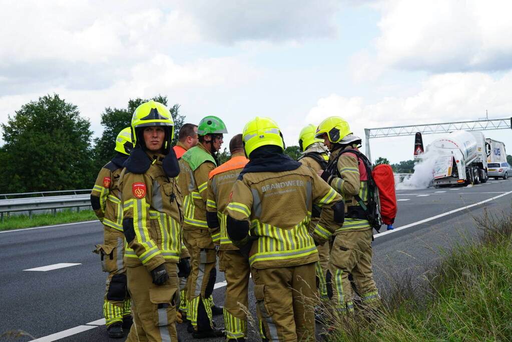 Vrachtwagen botst achterop tankwagen, snelweg volledig afgesloten vanwege lekkage