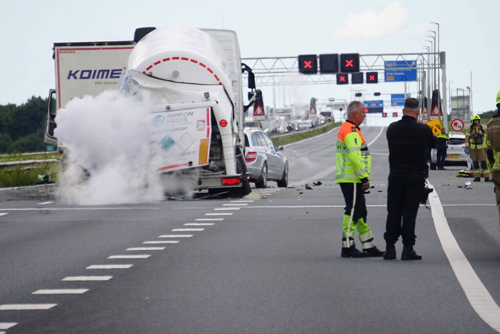 Vrachtwagen botst achterop tankwagen, snelweg volledig afgesloten vanwege lekkage