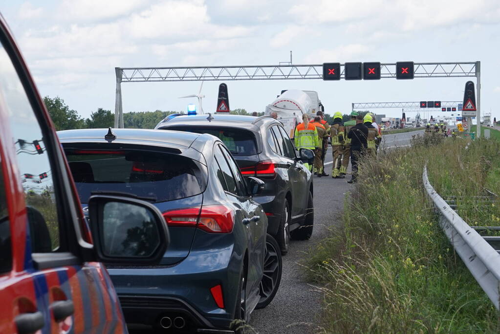 Vrachtwagen botst achterop tankwagen, snelweg volledig afgesloten vanwege lekkage