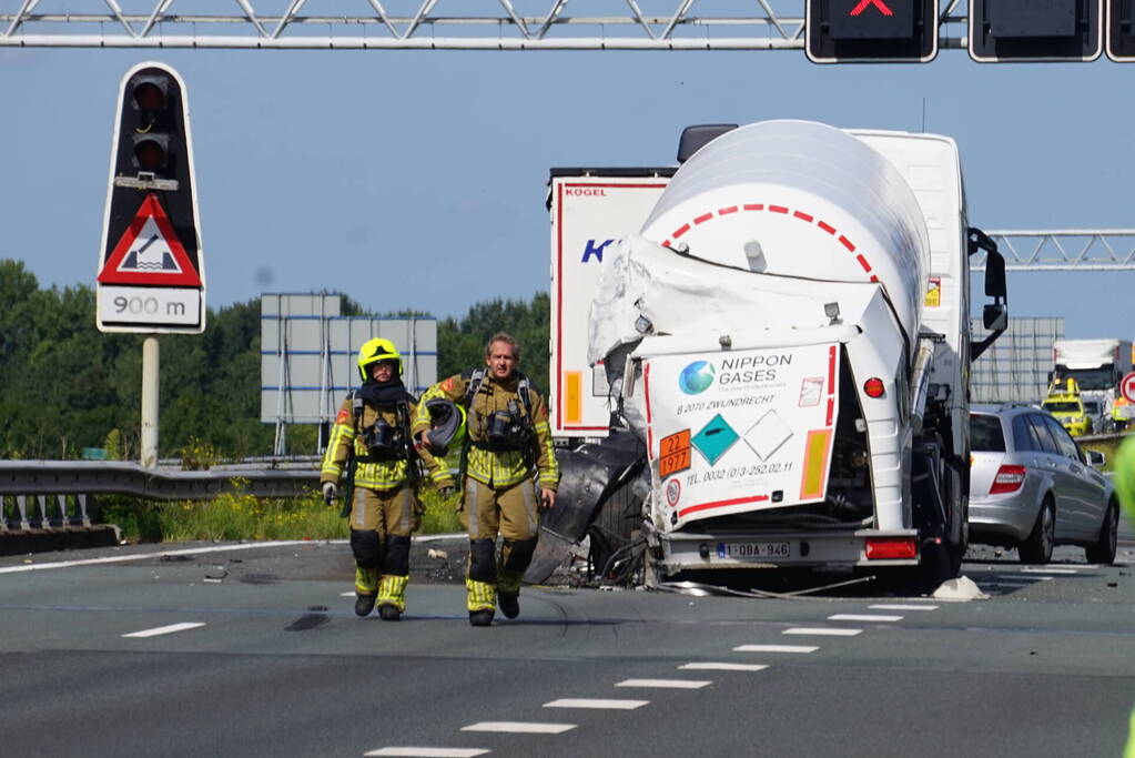 Vrachtwagen botst achterop tankwagen, snelweg volledig afgesloten vanwege lekkage