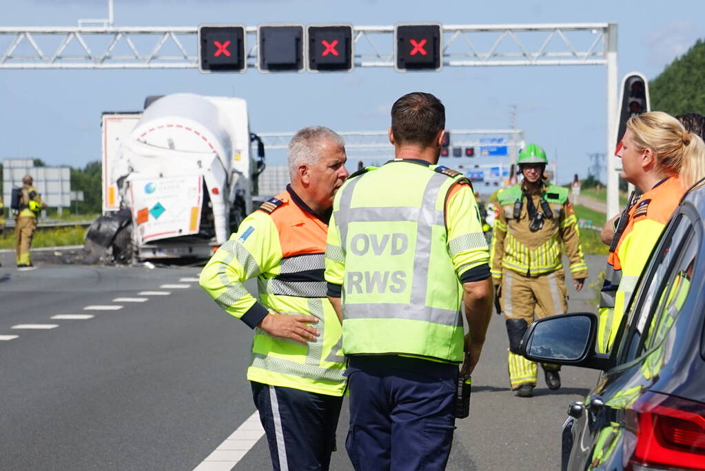 Vrachtwagen botst achterop tankwagen, snelweg volledig afgesloten vanwege lekkage