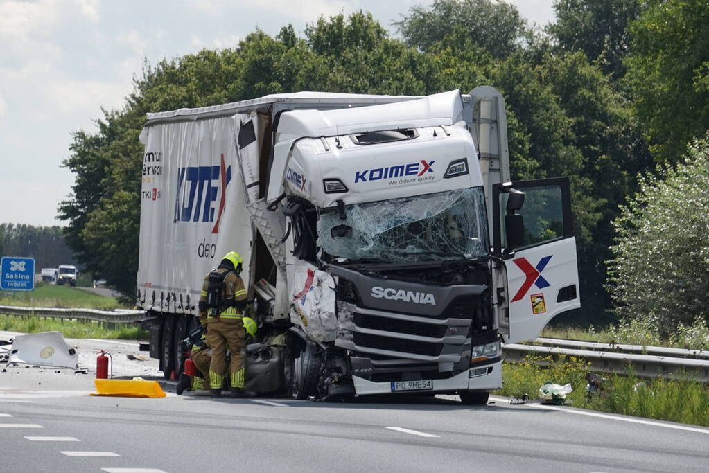 Vrachtwagen botst achterop tankwagen, snelweg volledig afgesloten vanwege lekkage