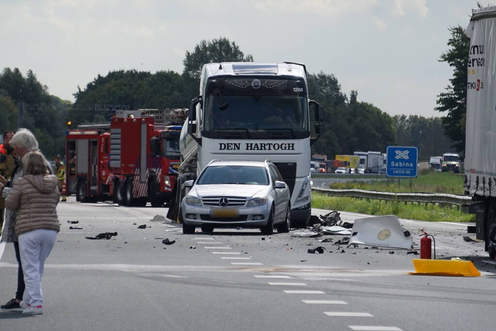 Vrachtwagen botst achterop tankwagen, snelweg volledig afgesloten vanwege lekkage