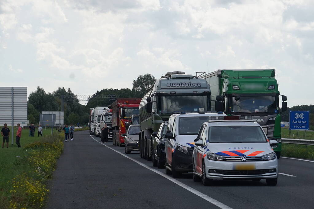 Vrachtwagen botst achterop tankwagen, snelweg volledig afgesloten vanwege lekkage
