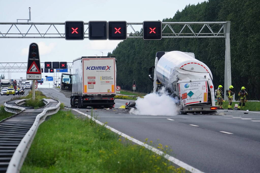 Vrachtwagen botst achterop tankwagen, snelweg volledig afgesloten vanwege lekkage