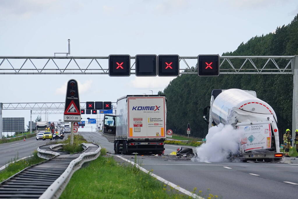 Vrachtwagen botst achterop tankwagen, snelweg volledig afgesloten vanwege lekkage