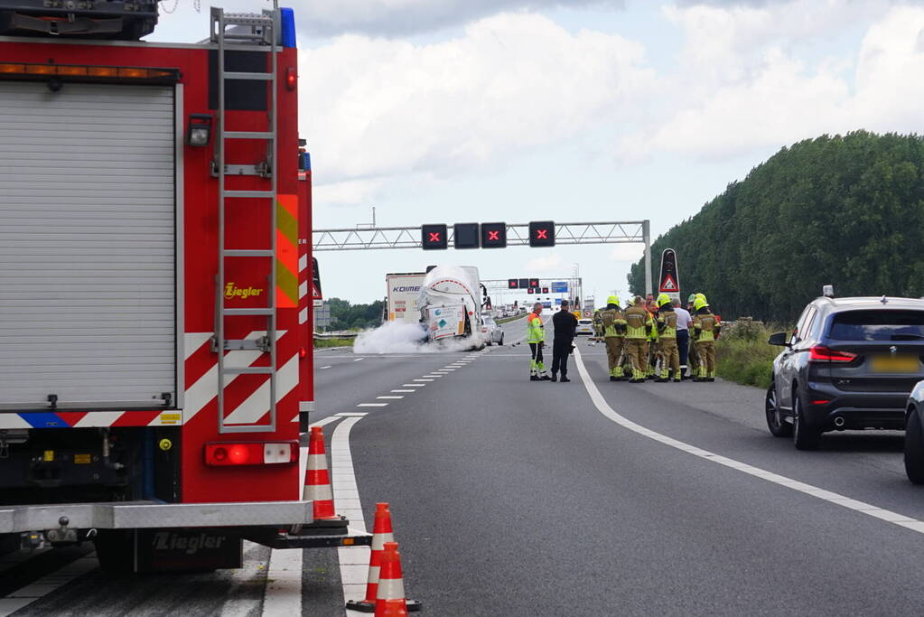 Vrachtwagen botst achterop tankwagen, snelweg volledig afgesloten vanwege lekkage
