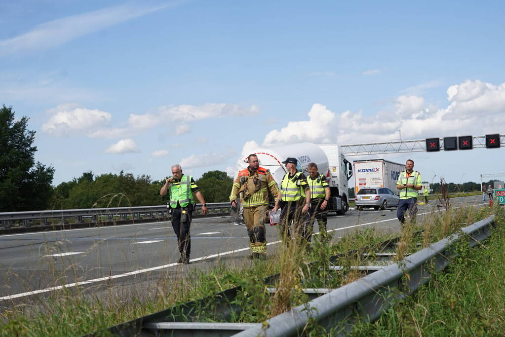 Vrachtwagen botst achterop tankwagen, snelweg volledig afgesloten vanwege lekkage