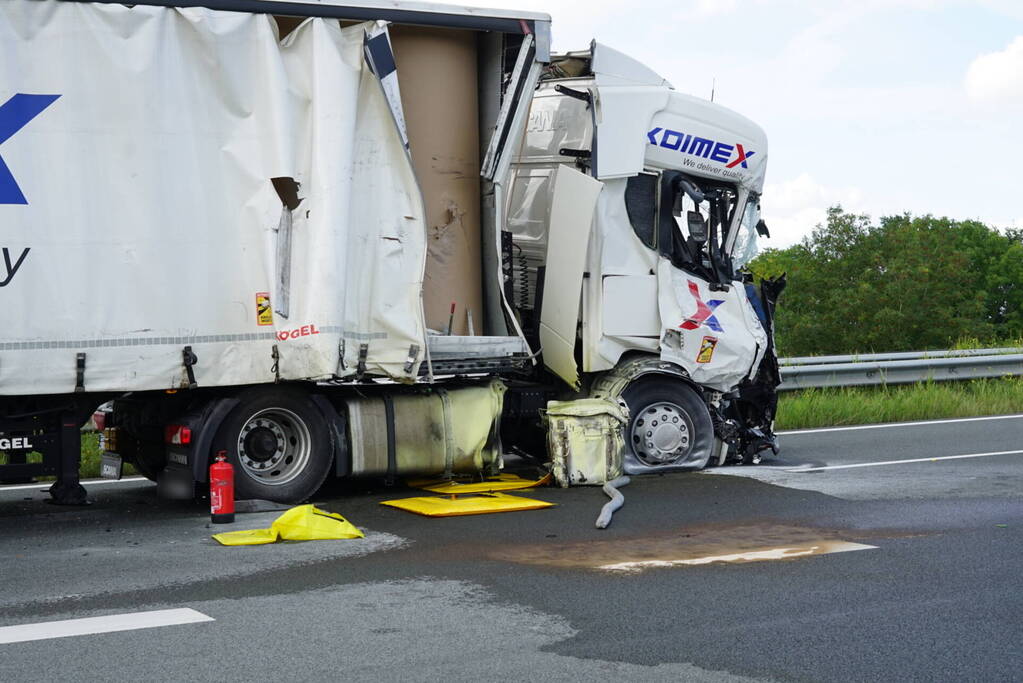 Vrachtwagen botst achterop tankwagen, snelweg volledig afgesloten vanwege lekkage