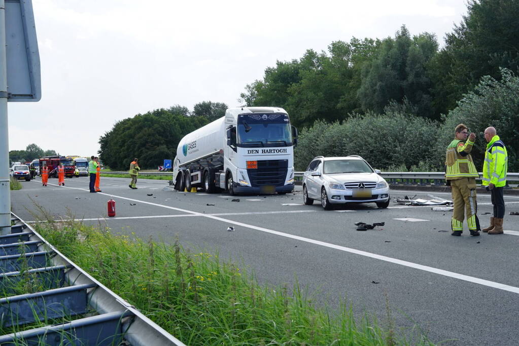 Vrachtwagen botst achterop tankwagen, snelweg volledig afgesloten vanwege lekkage