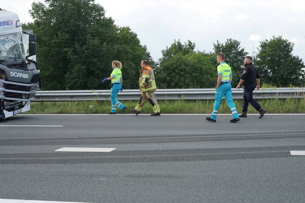 Vrachtwagen botst achterop tankwagen, snelweg volledig afgesloten vanwege lekkage