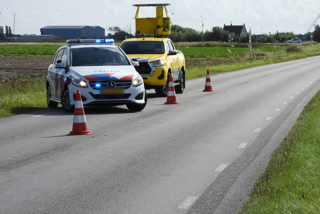 Auto belandt in ondiepe sloot