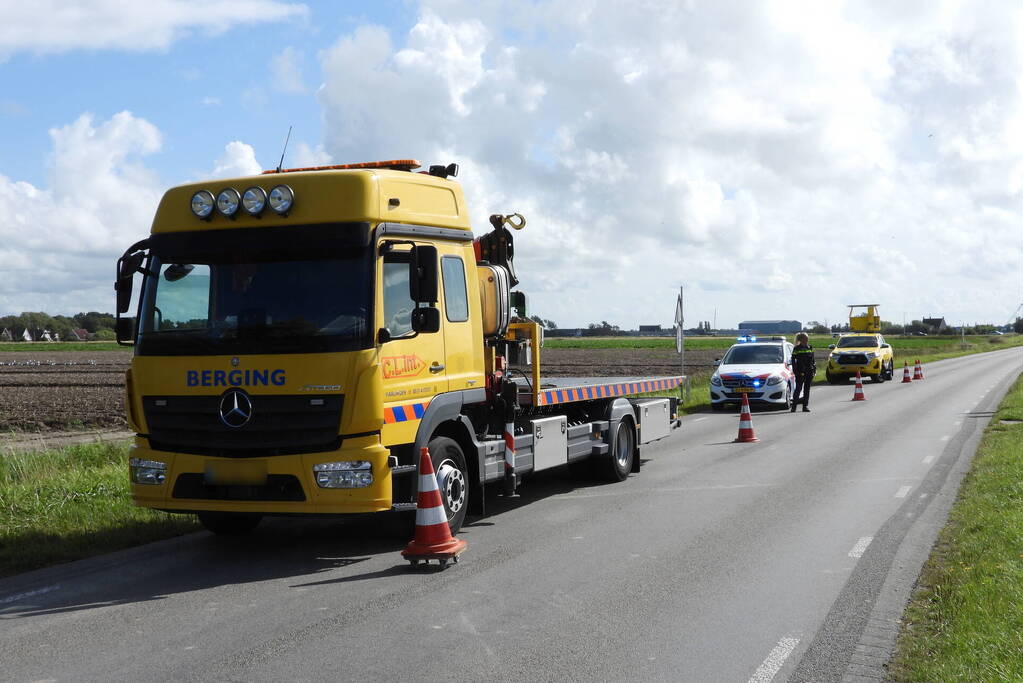 Auto belandt in ondiepe sloot