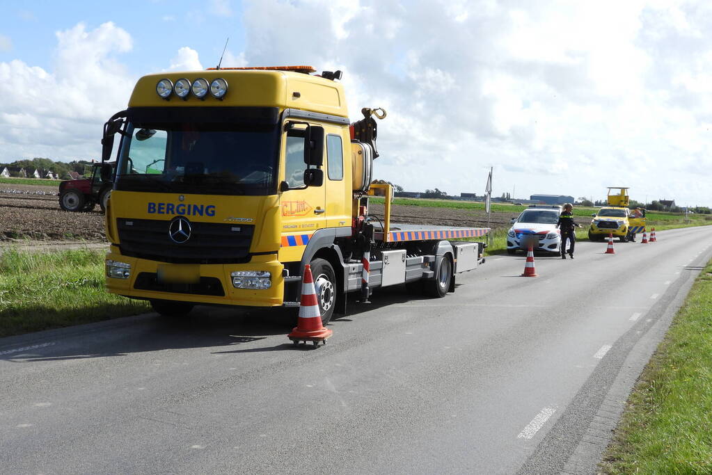 Auto belandt in ondiepe sloot