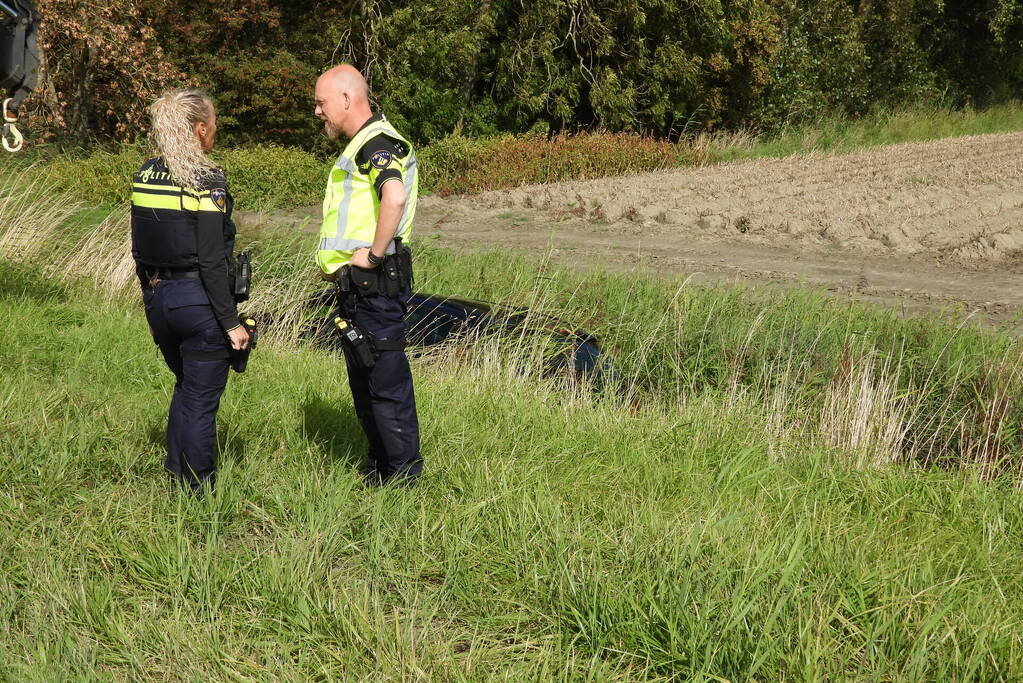Auto belandt in ondiepe sloot