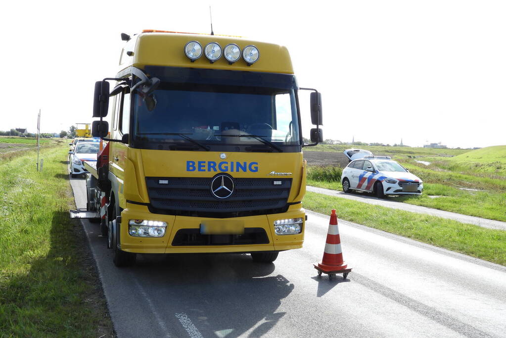 Auto belandt in ondiepe sloot