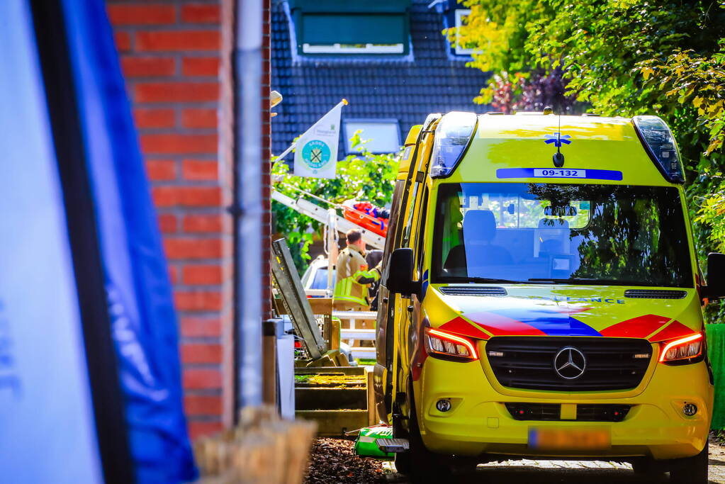 Persoon gewond na val van dak