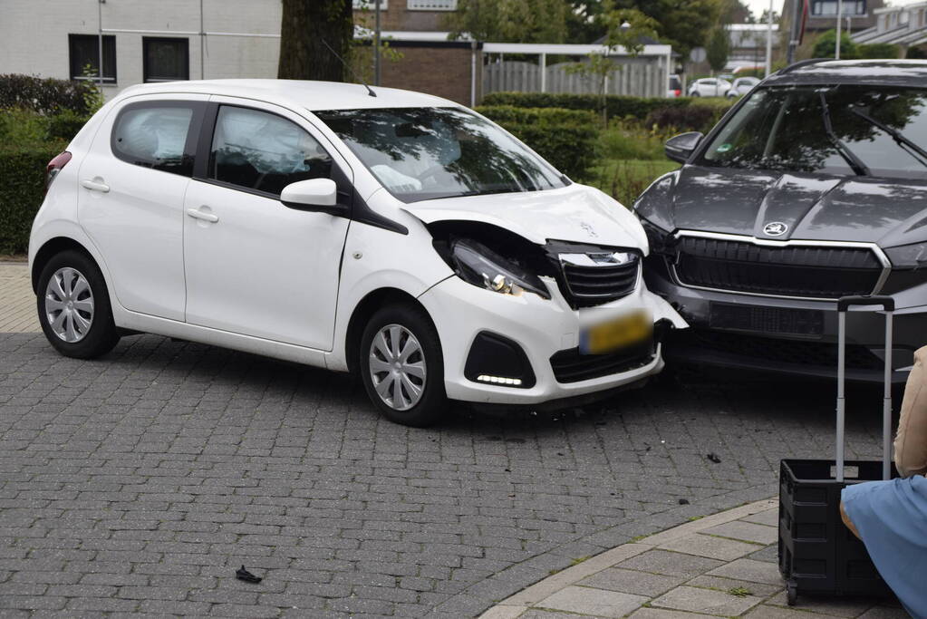 Twee auto's beschadigd bij ongeval op kruising