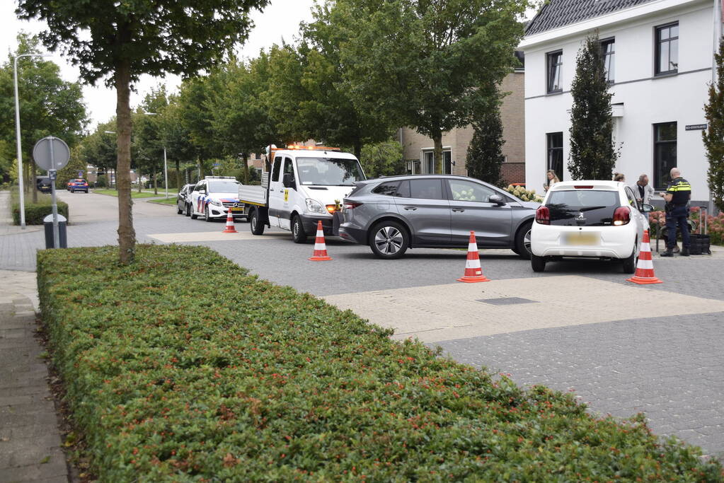 Twee auto's beschadigd bij ongeval op kruising