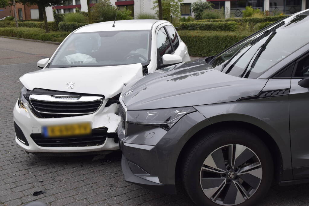 Twee auto's beschadigd bij ongeval op kruising