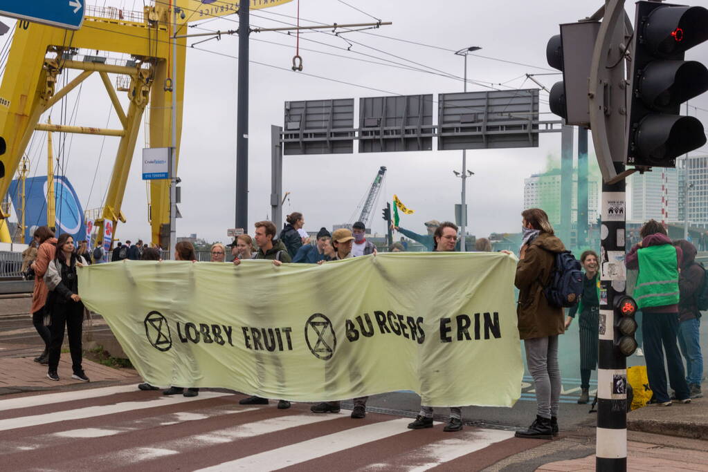 Extinction Rebellion blokkeren Erasmusbrug bij demonstratie tijdens Wereldhavendagen