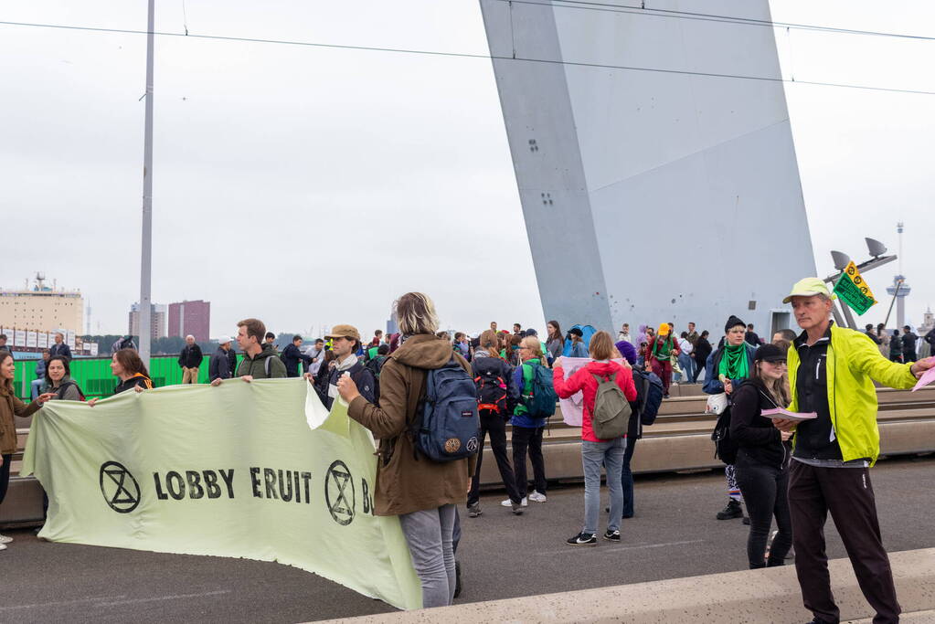 Extinction Rebellion blokkeren Erasmusbrug bij demonstratie tijdens Wereldhavendagen