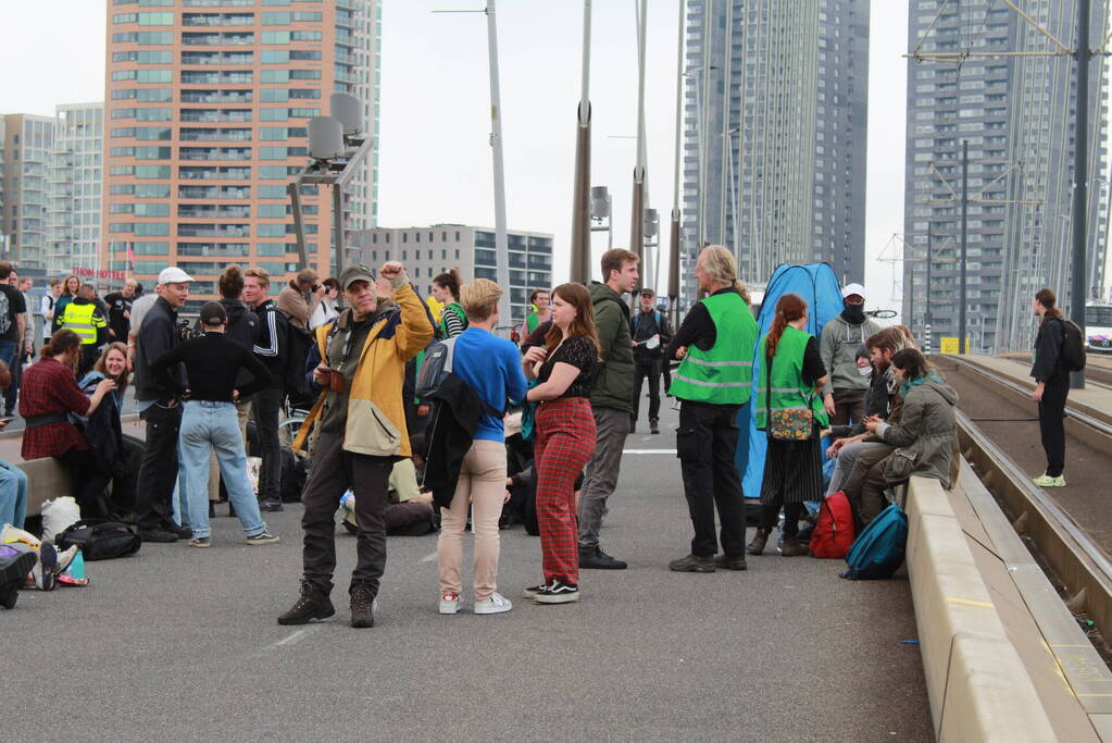 Extinction Rebellion blokkeren Erasmusbrug bij demonstratie tijdens Wereldhavendagen