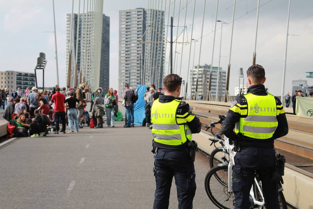 Extinction Rebellion blokkeren Erasmusbrug bij demonstratie tijdens Wereldhavendagen