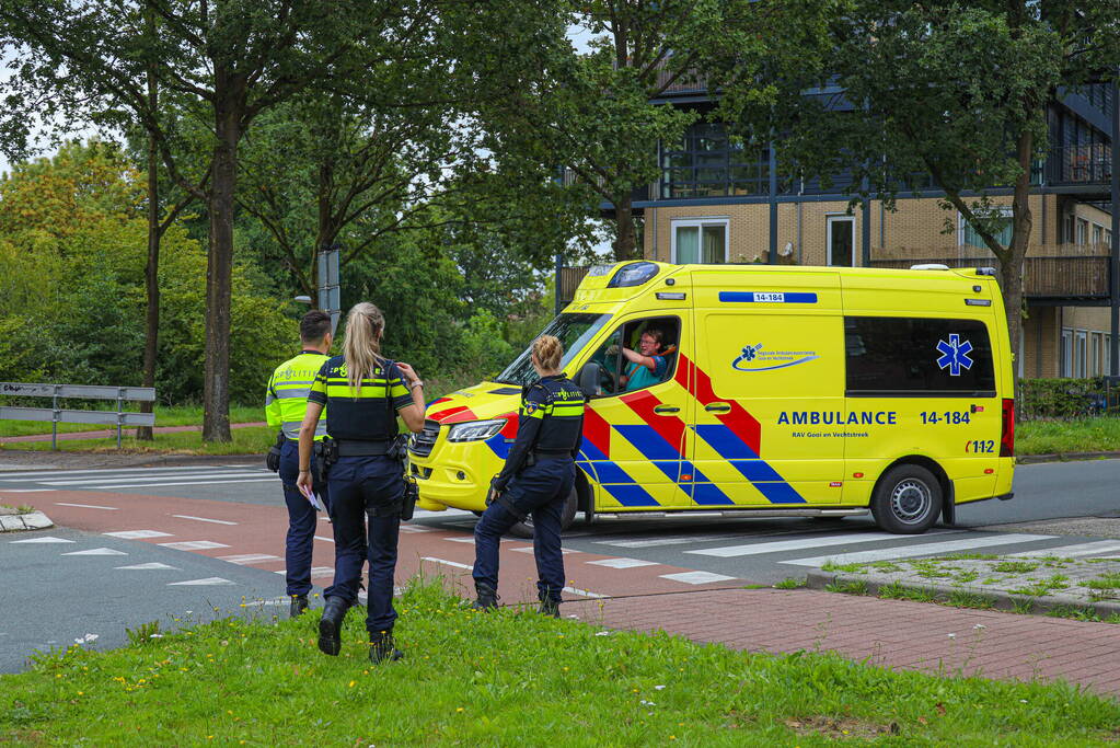 Automobilist rijdt door na botsing met scootmobiel, vrouw gewond naar ziekenhuis