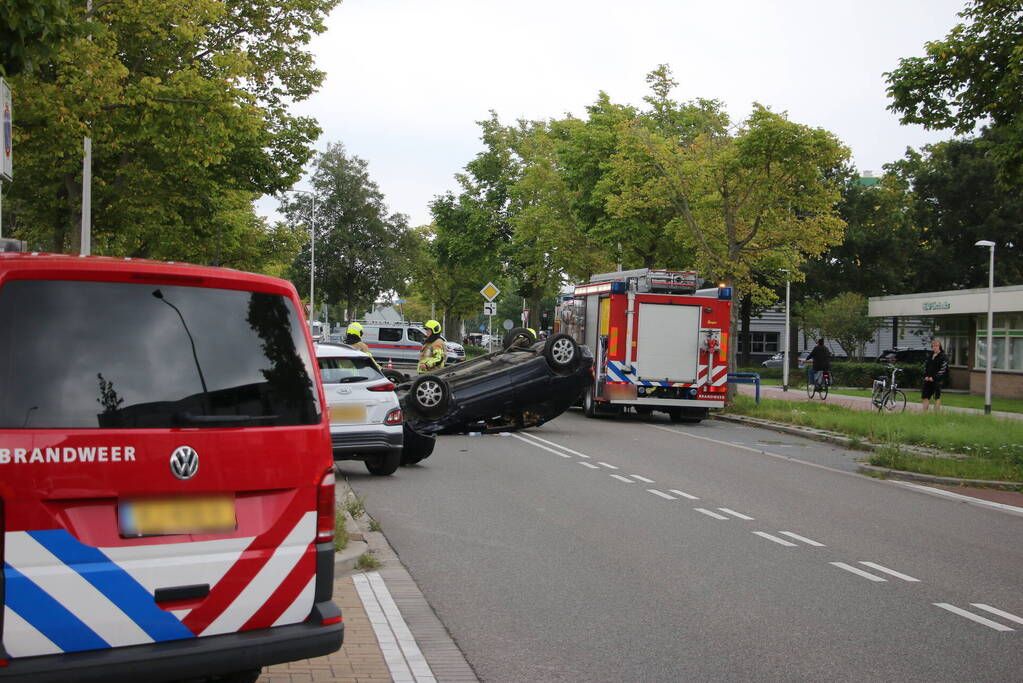 Auto belandt op zijn kop bij ongeval